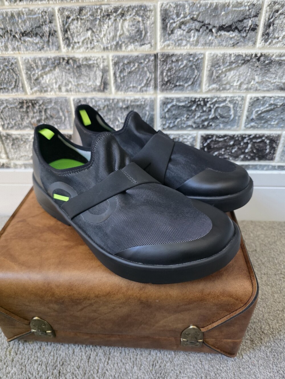 OOFOS Men's Black Slip-On Athletic Shoes Size 13 - Picture 2 of 10